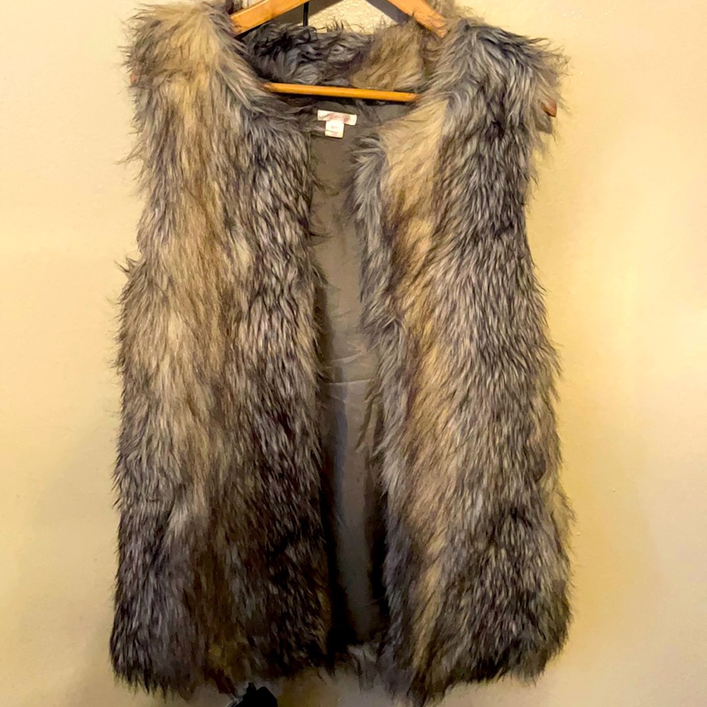 Medium Xhilaration fur vest from target
